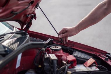 Bir araba yolda zor durumda kaldı, sürücü hoo kaldırdı
