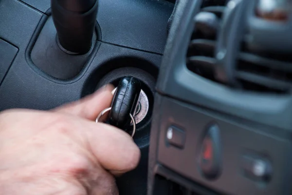 The driver is about to start the car, holds the key in his hand — Stock Photo, Image