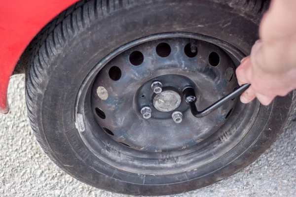 Une voiture est restée cassée sur la route, le conducteur essaie de refuser — Photo