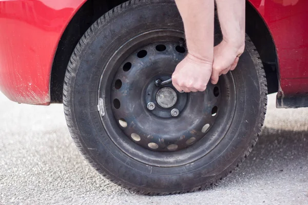 En bil var trasig på vägen, föraren försöker att avvärja — Stockfoto