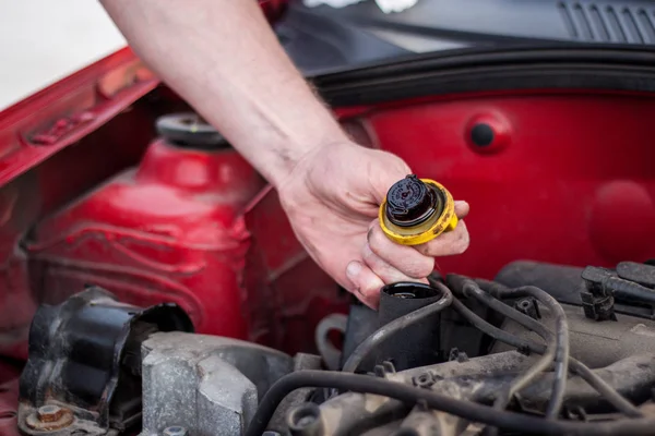 Tog upp huven på bilen, försöker master upptäcker ett fel, — Stockfoto