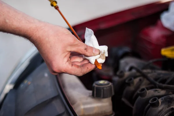 Tog upp huven på bilen, försöker master upptäcker ett fel, — Stockfoto