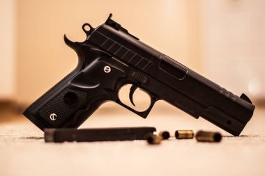 Silahı yere, suç, madde işaretleri gu yanındaki kabuk