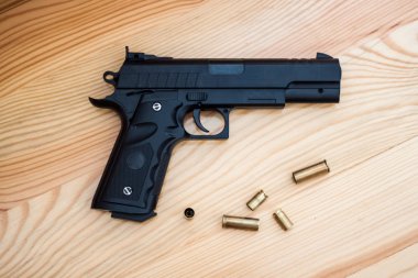 Silahı yere, suç, madde işaretleri gu yanındaki kabuk