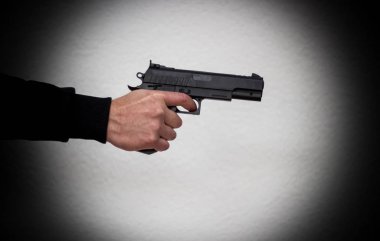 Bir adam bir tabanca tutan ve ateş, suç tehdit etti, soyguncu