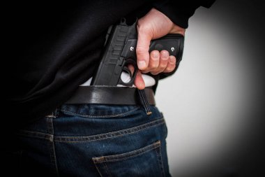 Adam onların sırt, soygun, suç, kidnappi arkasında silahı sakladım