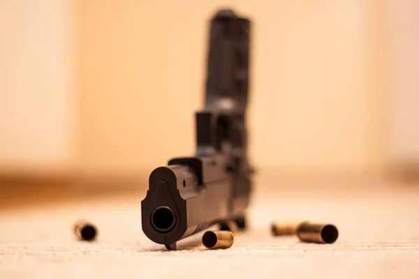 Vapnet på golvet, brottslighet, skalet av kulor bredvid gu — Stockfoto