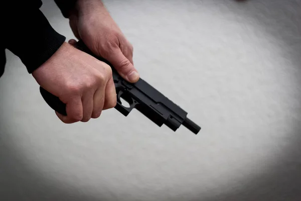 Mördare pistol för att döda, drar patron in i kammaren, cri — Stockfoto