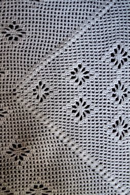 El yapımı, beyaz tığ işi, nakış, siyah bir zemin üzerine Devamı