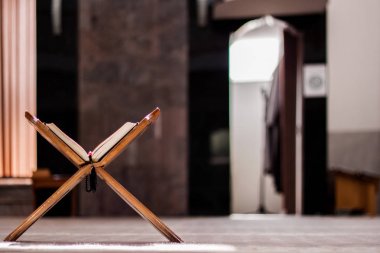 Ölüm Kıyamet Cehennem-kutsal kitap Müslüman, bir stand tespih ile açık bir kitap