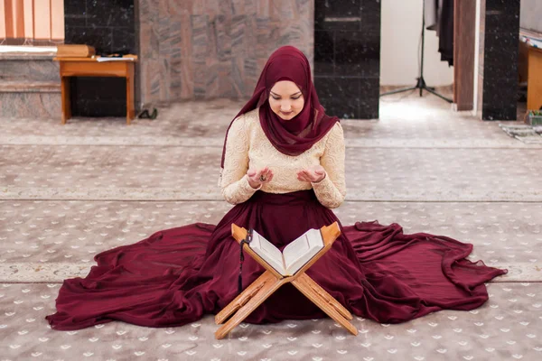 Menina jovem e bonita sentado coberto de vestido suntuoso e — Fotografia de Stock