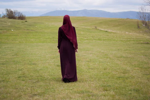 Chica joven y hermosa cubierta, musulmana, en vestido de borgoña, wal — Foto de Stock