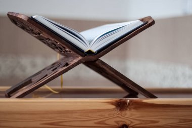 Ölüm Kıyamet Cehennem-kutsal kitap Müslüman, bir stand tespih ile açık bir kitap