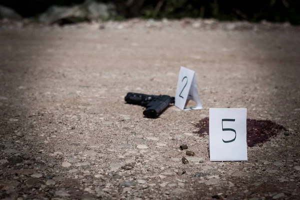 La escena del crimen, asesinato, investigación, arma y proyectil encuentra el — Foto de Stock