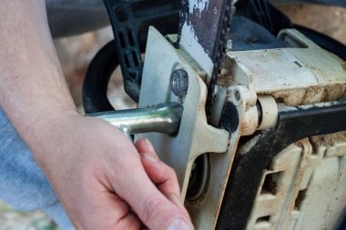 Woodman yapılan bir stop keskinleştirmek için ağaç kesme ve sıkı