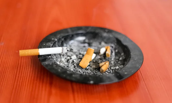 Queima de cigarro no cinzeiro, entre OFF, tranquilizantes com — Fotografia de Stock