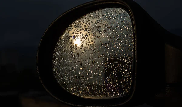 O reflexo do sol em um copo cheio de gotas de chuva w — Fotografia de Stock