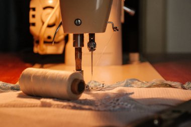 İşlem, iplik makineleri, Duraklat t yanındaki dikiş dikiş makinesi