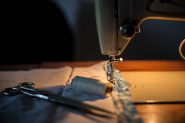 Dikiş makinesi, dikiş işlemi, makas ve mach yanında iş parçacığı