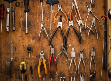 Mekanik, duvarda karmaşık bir alet, her türlü pliers, bir priva