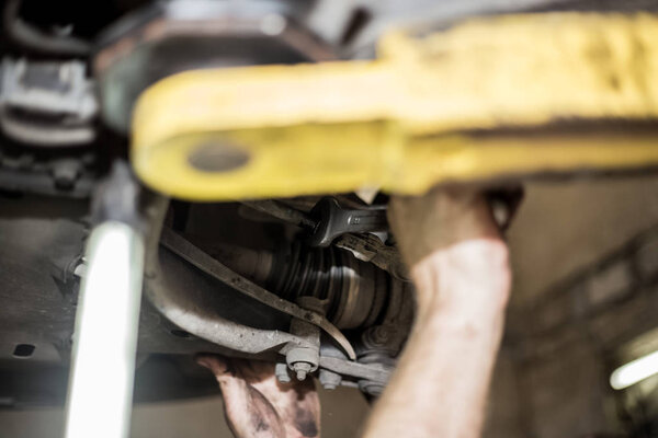 Автомобильный тормозной диск без смысла, механик проверяет, все ли в порядке
