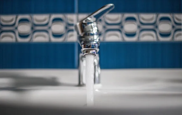 Grifo, grifo, fuerte presión, agua potable pura sin cal , —  Fotos de Stock