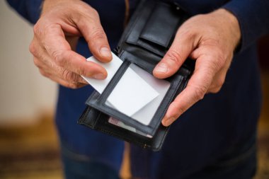 Banka kartı, kartvizit, cüzdan, işadamı elinde tutar