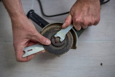 Uzman, Zımpara, gevşeme için araç üzerinden tekerlekleri döner