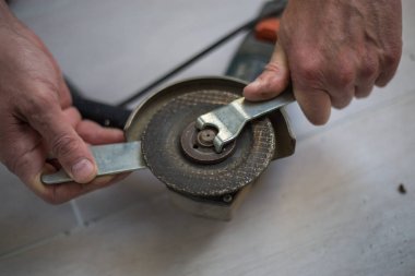 Uzman, Zımpara, gevşeme için araç üzerinden tekerlekleri döner