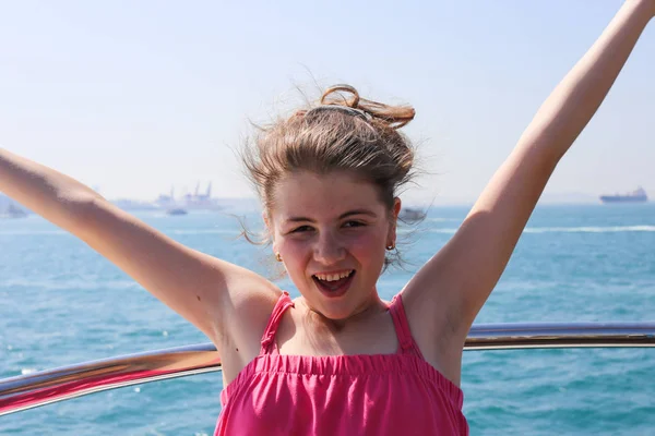 Chica disfruta de conducir en un ferry, día soleado, sonrisa en su cara, ba — Foto de Stock