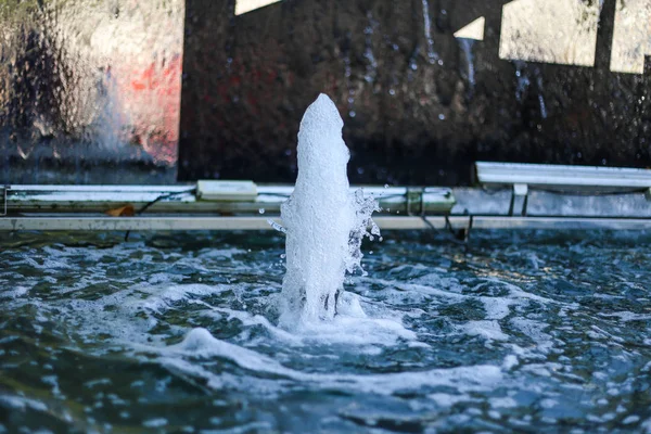 Water pump in the fountain, scattered water, refreshing in the h — Stock Photo, Image