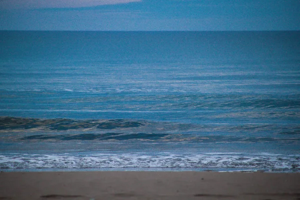 Blick auf das weitläufige Meer, Sandstrand, Wellen, glitzerndes Wasser, — Stockfoto