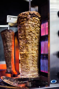 Geleneksel Türk döner kebap sokakta hazırlanmaktadır. CH