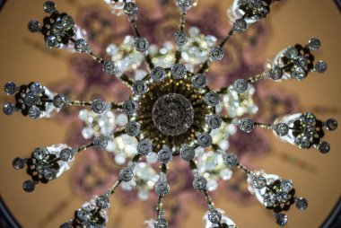 Güzel parlak lüks avize tavandan asılı 