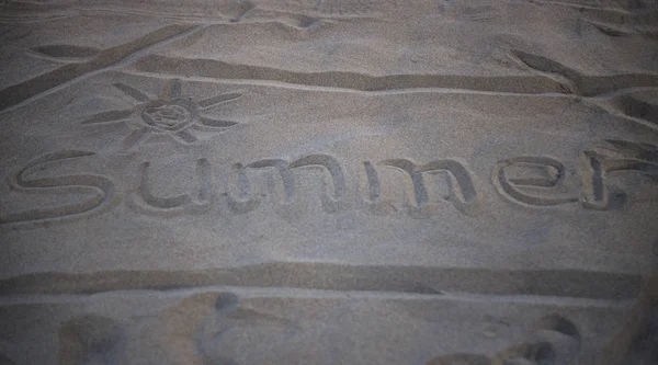 Lecie słowo napisane na piasku na plaży wybrzeża szary — Zdjęcie stockowe
