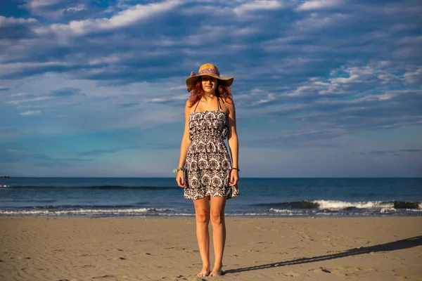 Молодая красивая женщина рыжая девушка позирует на пляже стоя о — стоковое фото