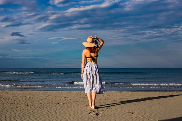Poz ve geri dönüş genç kadın iyi görünümlü Kızıl saçlı kız