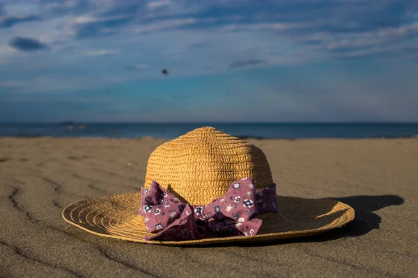 Hermoso sombrero de primer plano con lazo púrpura colocación en un sueño — Foto de Stock