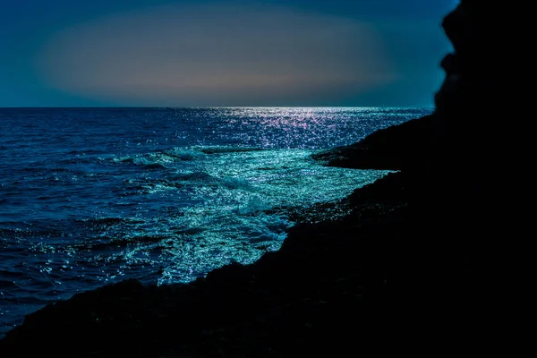 夜明けや bl と静かな夜に天の美しい海岸 — ストック写真