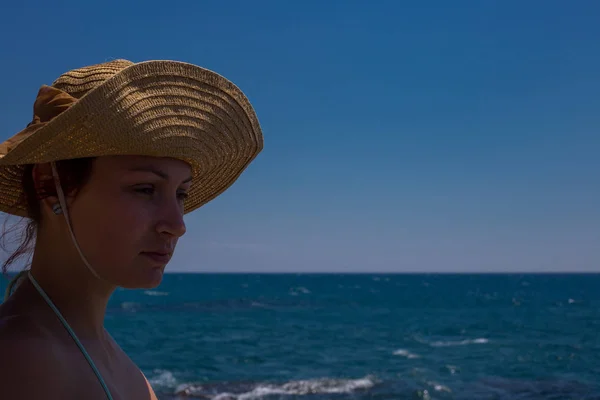 Une jeune fille sur la plage, profitant de vacances au soleil au bord de la — Photo