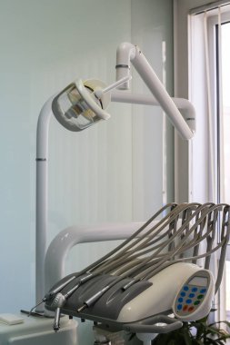 Diş pnömatik donatım gri ve beyaz bir sandalyede, ster araçları