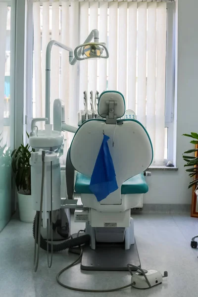 Blauw en wit tandarts stoel met wastafel en tandarts apparatuur te — Stockfoto
