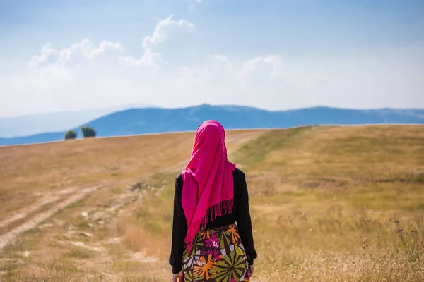 Menina branca muçulmana coberto com hijab rosa e colorido longo — Fotografia de Stock