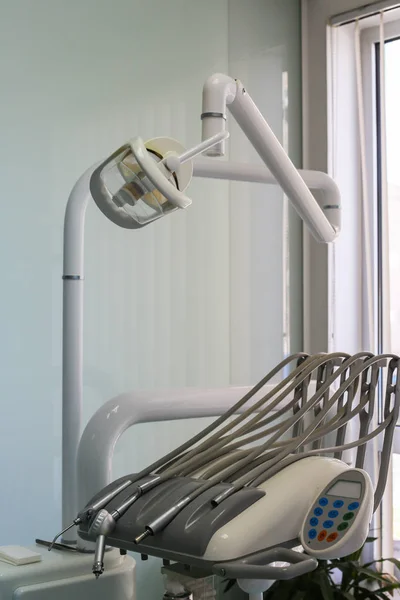 Tandheelkundige pneumatische apparatuur grijs en witte tools op een stoel, ster — Stockfoto
