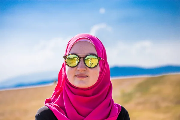 Ragazza caucasica musulmana coperta con hijab rosa e bla riflettente — Foto Stock