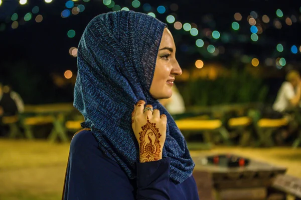 Молода і красива біла мусульманська дівчина з блакитною хіхою — стокове фото