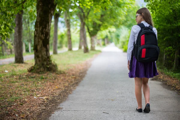 Bella bionda bambina che torna a scuola a piedi — Foto Stock