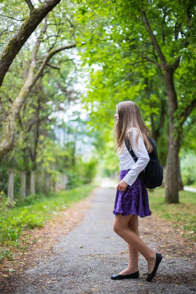 Bella ragazza bionda bambina allegra e felicemente a piedi — Foto Stock