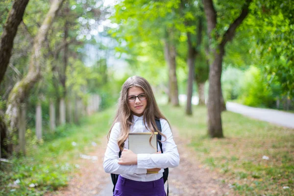 Güzel güzel sarışın çocuk kız öğrenci holding kitap geri sc için