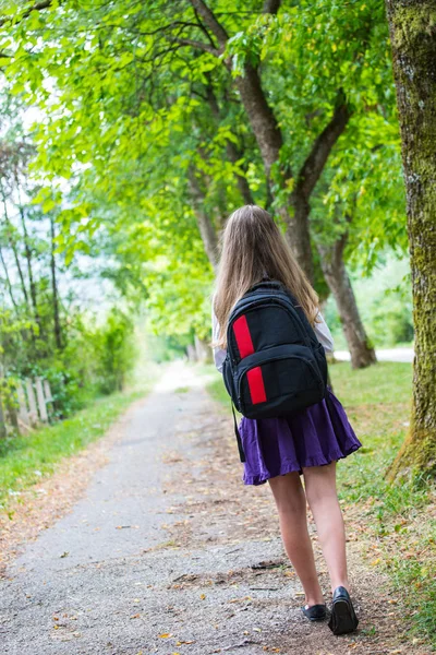 Bella bionda studentessa bambino felicemente tornando a piedi — Foto Stock
